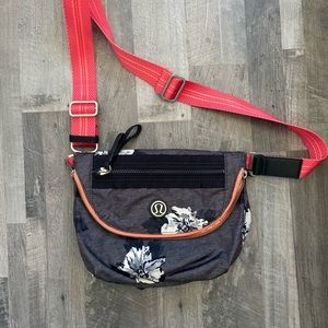 EUC Lululemon Atomic Flower Festival bag